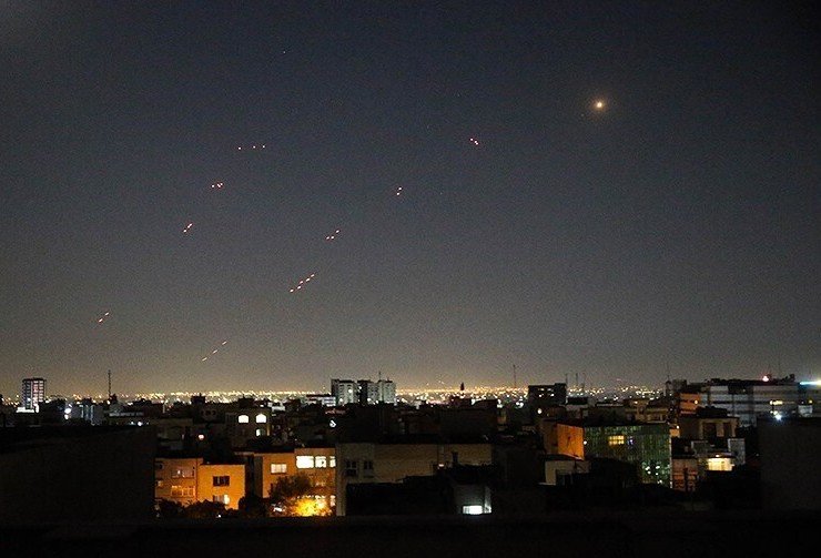 آواربرداری از ساختمان مسکونی شهرک شهید چمران