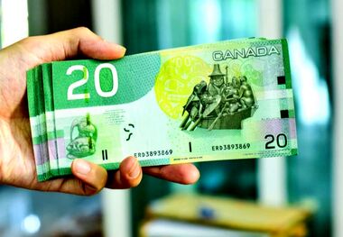 قیمت دلار کانادا پایین آمد