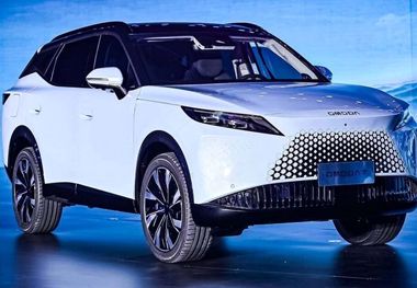 اومودا ۷؛ برادر بزرگ‌تر فونیکس FX رونمایی شد