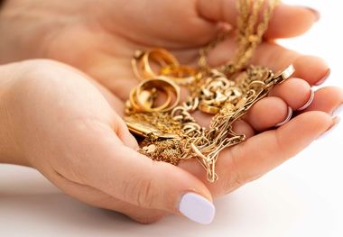 قیمت طلا ۱۸ عیار امروز دوشنبه ۱۷ شهریور؛ طلا دوباره خیز برداشت