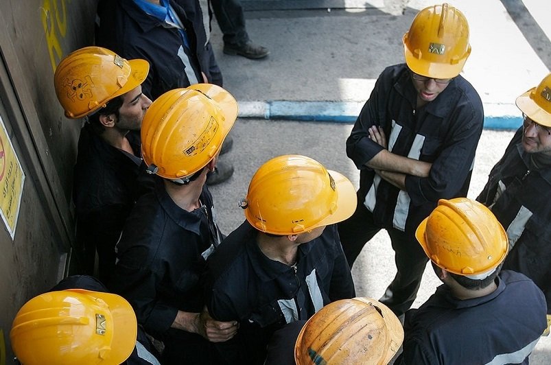 حقوق کارگران تنها 15 روز دوام می‌آورد/ قدرت خرید کارگران نصف شد