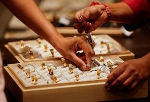 پیش‌بینی قیمت طلا تا پایان شهریور؛ طلا بخریم یا صبر کنیم؟