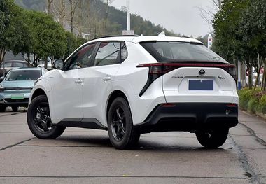 فروش شاسی‌بلند تویوتا با قیمت نجومی آغاز شد