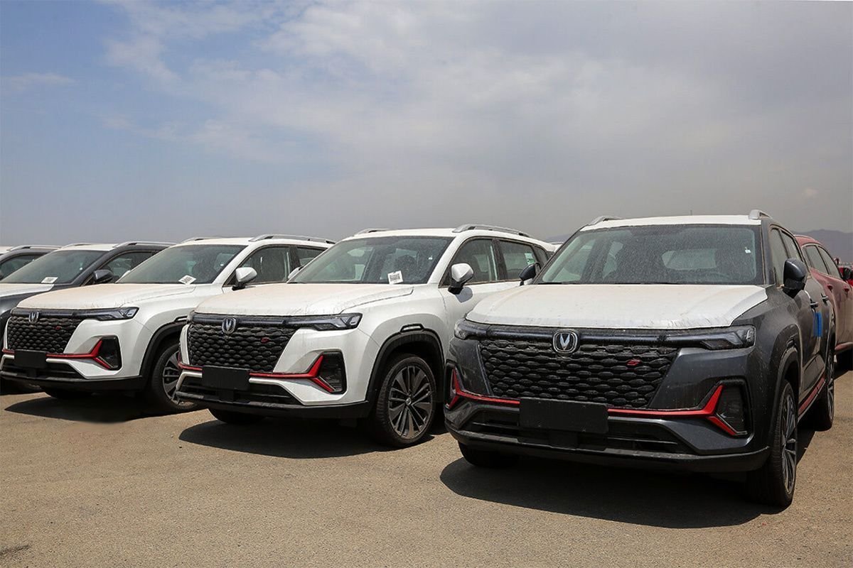 فروش دو خودرو وارداتی در بازار زیر قیمت مصوب