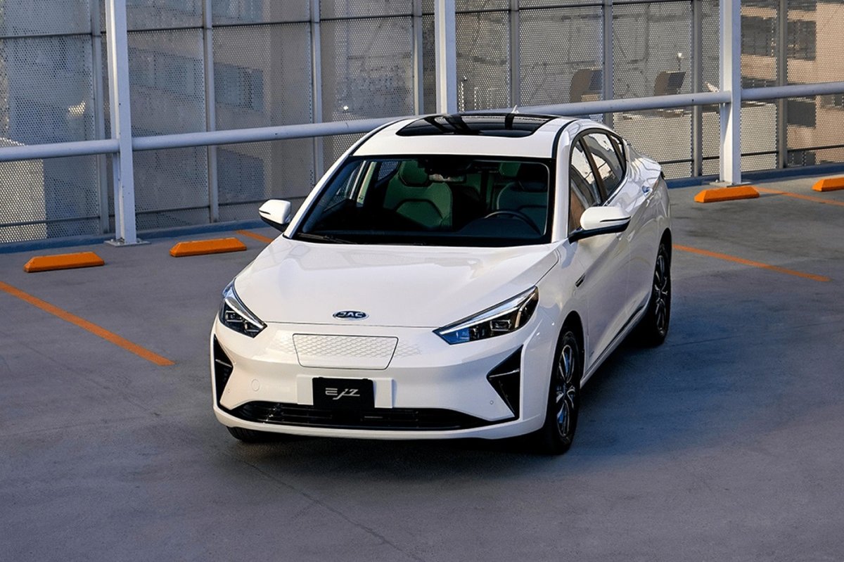 مقایسه کی‌ام‌سی eJ7 پلاس و ریسپکت پرایم تیپ ۲؛ رقابت سدان‌های خانوادگی برقی‌ و بنزینی‌