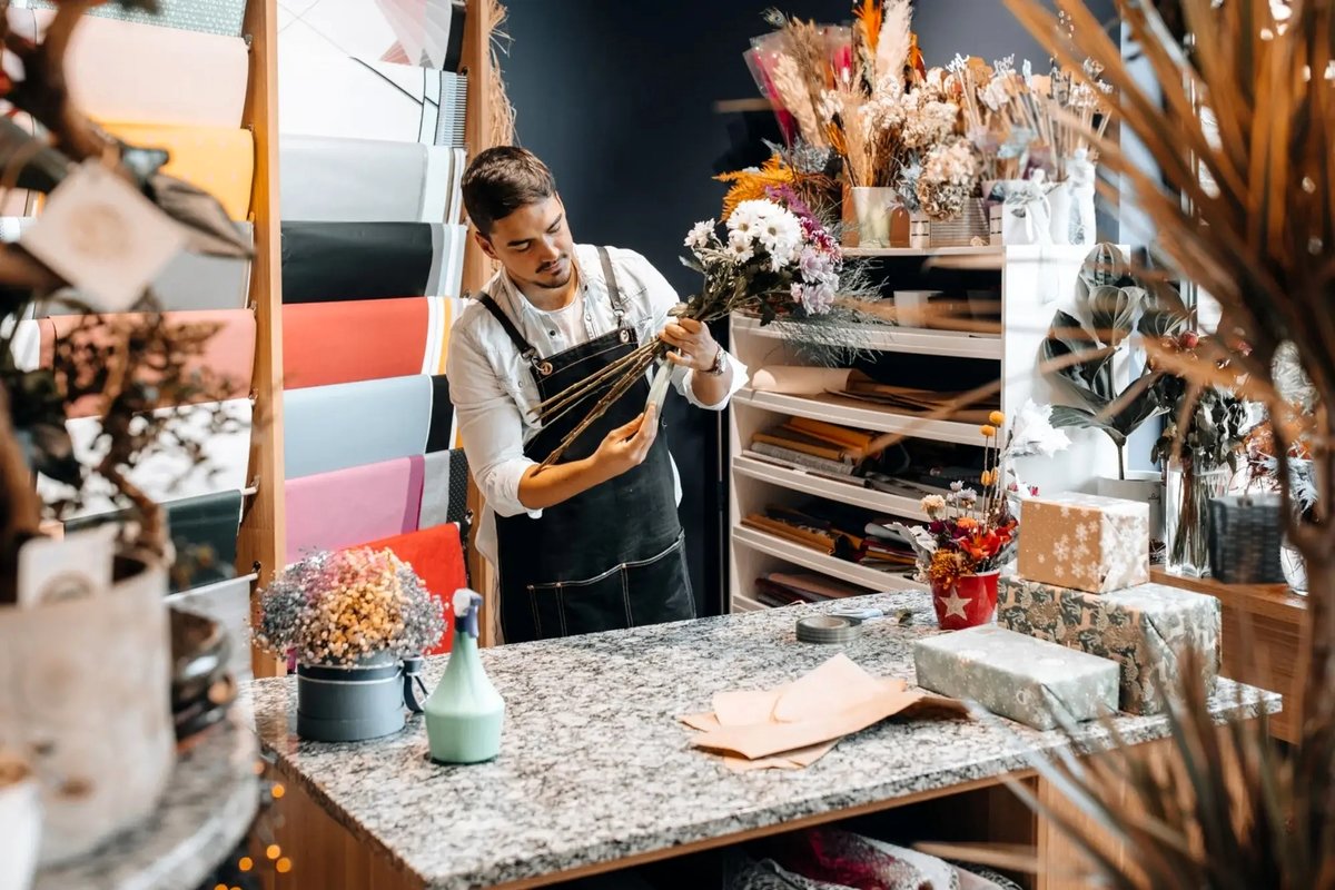  تزئین‌کار گلفروشی چقدر دستمزد می‌گیرد؟