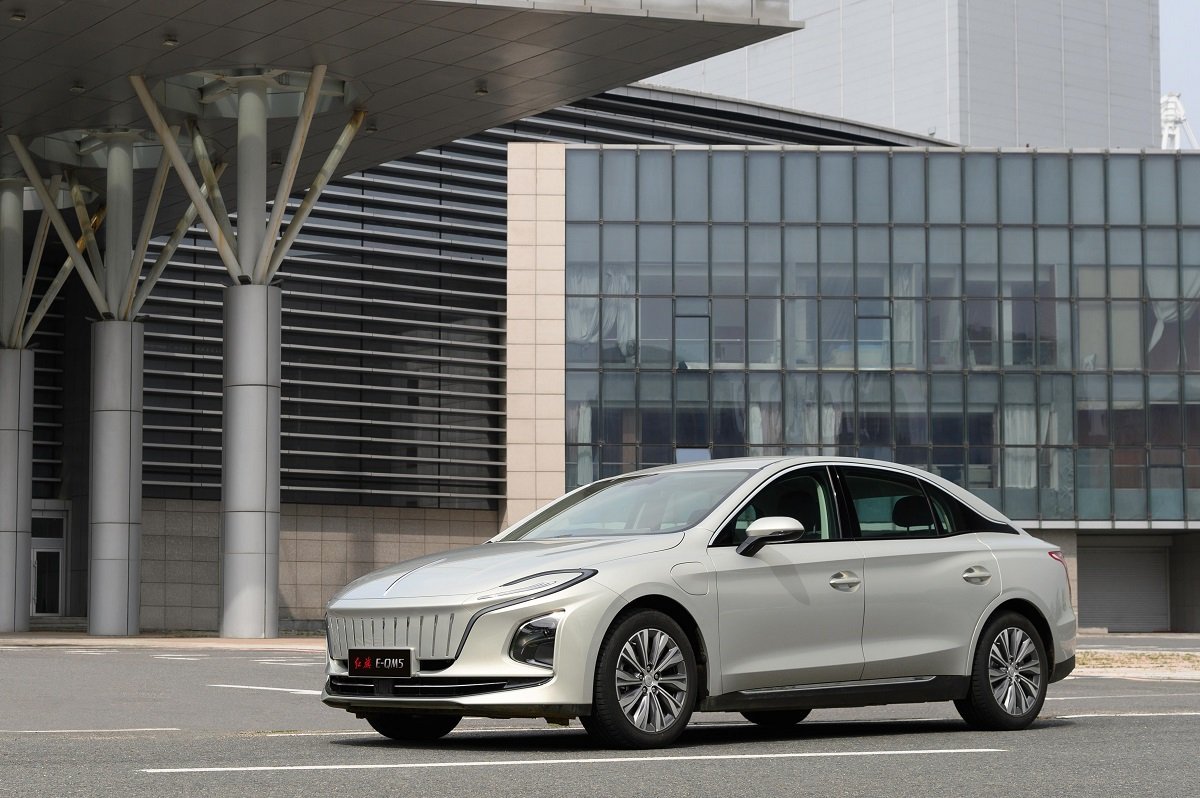 هونگچی E-QM5 یا ریسپکت پرایم تیپ ۲؛ نبرد سدان‌های دو میلیاردی در ایران