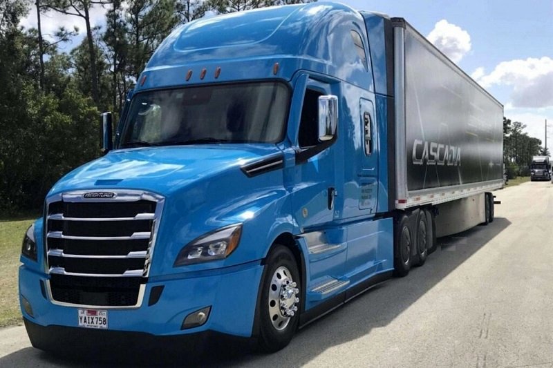 (فیلم) رکورد پرش با کامیون شکسته شد؛ پرواز 51 متر فریت لاینر!