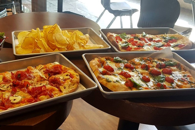 فروش پیتزا به نرخ دلار در نیاوران!