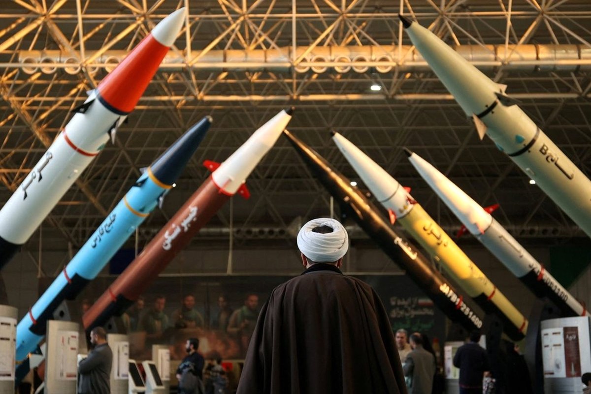 موشک عماد؛ اولین موشک ایرانی با هدایت نقطه‌زن